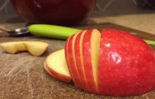 Вкусный рулет с яблоком из слоеного теста