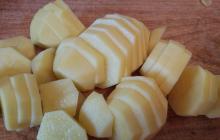 Окорочка с картошкой в духовке: рецепты семейного блюда